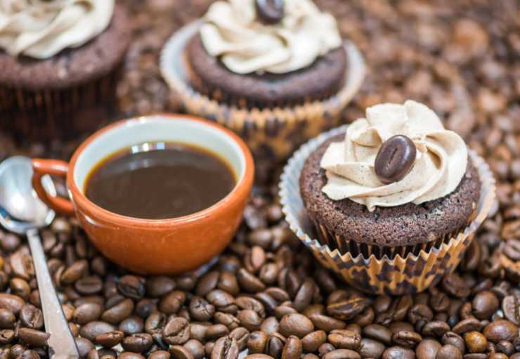 Riversiamo negli appositi stampini da tortini (vanno bene anche quelli da muffin) dopo averli imburrati o foderati con la carta da forno e lasciando un dito di spazio dal bordo. Cuociamo a 180 gradi per 30/35 minuti e una volta cotti facciamo raffreddare e poi spolveriamo con lo zucchero a velo.