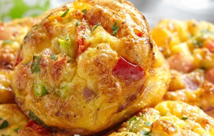 Inforniamo a 180 gradi e cuociamo per 15/20 minuti fino a quando i tortini non si saranno gonfiati e dorati. Portiamo a tavola.