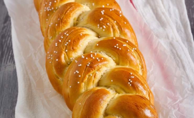 Spolveriamo la superficie della treccia con gli zuccherini e inforniamo a 180 gradi: cuociamo per 20/25 minuti fino a quando sarà ben dorata ed eccola pronta da gustare.