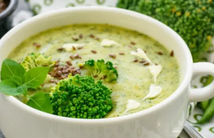 La cottura degli ingredienti dovrebbe richiedere circa una mezz’ora. Quando patate e broccoli saranno teneri lasceremo assorbire il brodo in eccesso togliendo il coperchio e andremo a frullare con un frullino a immersione per ridurre in crema. Insaporiremo con un pizzico di sale e pepe e con gli aromi che vogliamo e saremo pronti per correre a tavola.