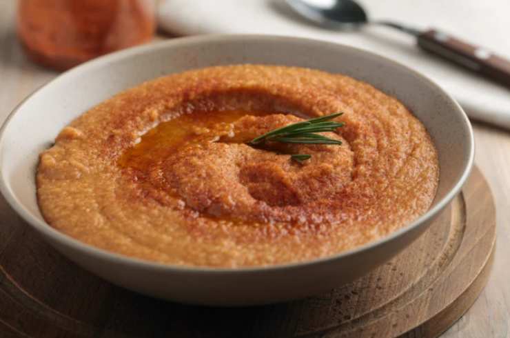 Quando le lenticchie saranno tenere andiamo a frullare per ridurre in crema. Insaporiamo con sale quando basta, con pepe a nostro gusto e con gli aromi che ci piacciono di più.