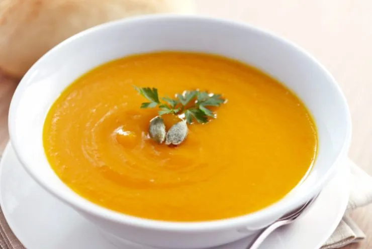 Spegniamo la fiamma e aggiungiamo la panna, rimescolando per amalgamare i due compost. Insaporiamo con sale e aromi a piacere (anche del pepe, se vogliamo). Serviamo subito bella calda e fumante.