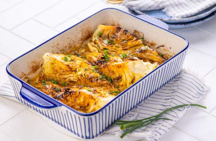 Mettiamo a cuocere in forno a 200 gradi per circa venti minuti, fino a quando non si formerà una crosticina dorata. Lasciamo assestare qualche istante e poi tagliamo a fette e portiamo a tavola.