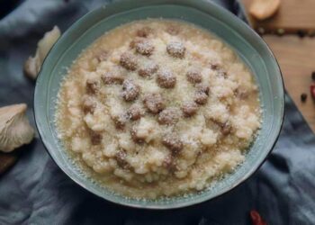 piatto di risotto con salsicce