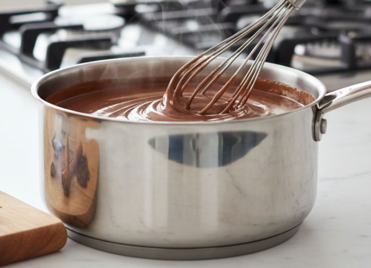 Fate abbassare la temperatura continuando a mescolare energicamente questa volta con la frusta: una volta che la crema è tiepida, aggiungete i canditi (cedro e arancia) tritati finissimi. Lasciate raffreddare completamente a temperatura ambiente e gustatelo!