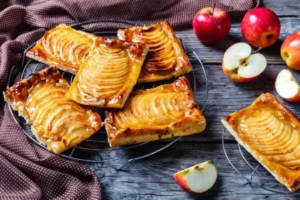 sfogliatine di mele dorate con ripieno di confettura