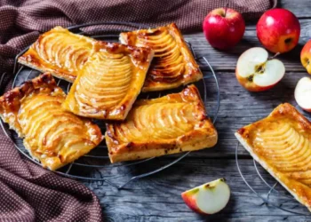 sfogliatine di mele dorate con ripieno di confettura
