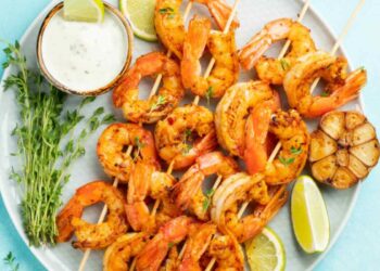 spiedini di gamberi dorati