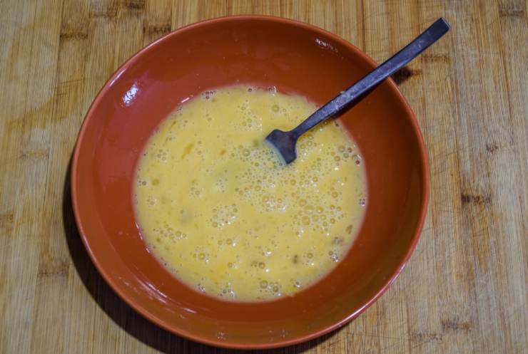 Riversiamo nel composto anche le melanzane a pezzi dorate e uniamo l’uovo leggermente sbattuto con sale e pepe. Amalgamiamo il tutto fino ad ottenere un composto appiccicoso e compatto;