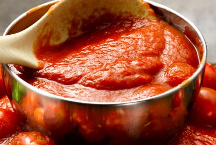 Trascorso questo tempo saliamo il sugo e spegniamo la fiamma, quindi aggiungiamo una o due foglie di basilico fresco ben lavate. Portiamo sul fuoco la pentola per la cottura degli gnocchi e caliamo nell’acqua salata appena a bollore;