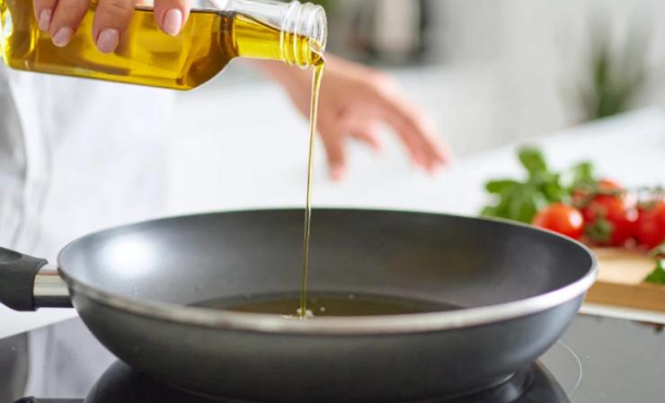 Riversiamo un goccio d’olio d’oliva in una padella antiaderente e lasciamo scaldare con un pizzico di aglio in polvere, quindi uniamo le patate rimaste intere, a dadini. Laviamo intanto i pomodori e tagliamoli a metà;