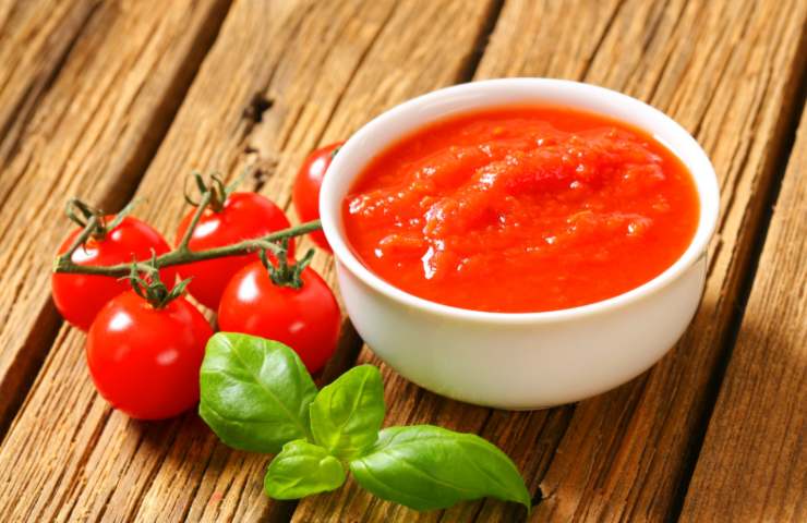 Accorpiamo la passata di pomodoro al tonno, copriamo con un coperchio e lasciamo cuocere per una decina di minuti, rimescolando di tanto in tanto a fiamma dolce. Appena la pasta sarà cotta scoliamola e sgoccioliamola ma conserviamo una tazzina di acqua di cottura;