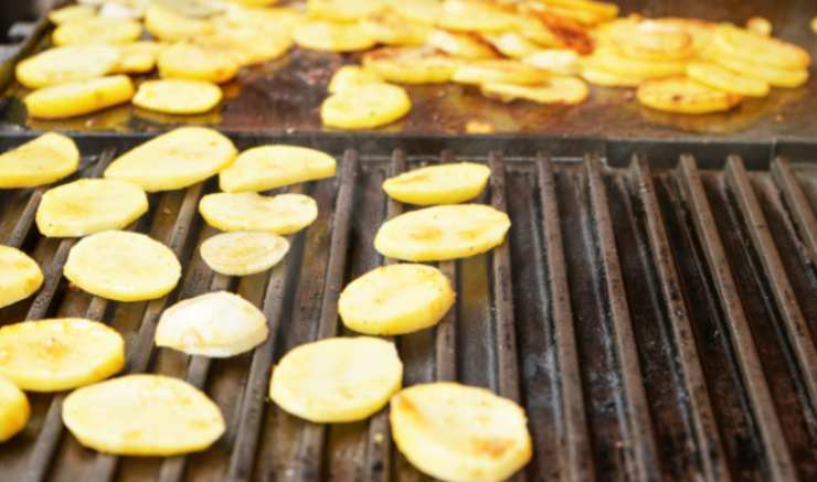 Scoliamo le fettine di patate e intanto scaldiamo la grigia (o una padella antiaderente) con un filo d’olio d’oliva. Adagiamo le fettine di patate e lasciamole dorare prima da un lato e poi dall’altro;