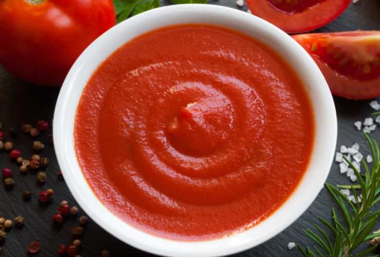 Andiamo ora ad accorpare la passata di pomodoro, amalgamiamo e facciamo cuocere altri quindici minuti, sempre col coperchio e rimescolando all’occorrenza;