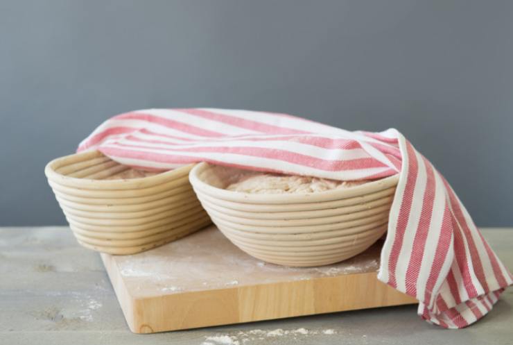 Spolveriamo il pizzico di cannella e continuiamo a impastare fino a quando non avremo ottenuto un composto omogeneo e senza grumi. Copriamo con la pellicola e lasciamo risposare nel forno spento per circa un’ora mentre;