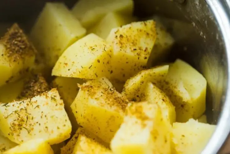 Andremo quindi a riversare in due tegami capienti un filo d’olio d’oliva e un pizzico di aglio in polvere. Lasceremo scaldare e poi verseremo in un tegame il cavolfiore a cimette e nel secondo le patate a pezzetti;