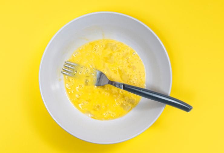 Spegniamo il fuoco e lasciamo intiepidire le zucchine, poi riversiamole in una ciotola e aggiungiamo le uova, la panna e il formaggio grattugiato, mescoliamo bene e profumiamo con gli aromi scelti;