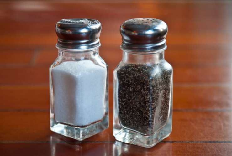 Rimescoliamo per sciogliere gli ingredienti e amalgamare al riso tenendo la fiamma bassissima. Aggiungiamo quindi sale e pepe a nostro gusto (io uso grani macinati) e mescoliamo ancora;