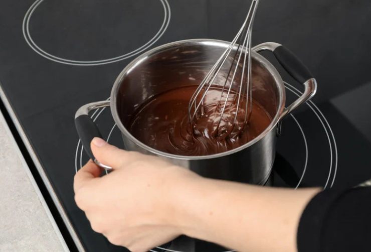 Continuiamo a mescolare fino a quando le polveri non saranno sciolte e il composto inizierà ad addensare: teniamo sempre la fiamma dolce e non smettiamo mai di girare;