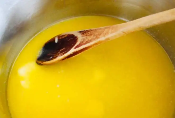 Andiamo a spalmare al centro di ogni rettangolo di sfoglia un po’ di confettura o marmellata a nostro gusto (non quella che abbiamo scaldato) lasciando un po’ di spazio ai bordi. Ricopriamo con tre o quattro fettine di mela e spennelliamole con la confettura o marmellata che abbiamo scaldato e filtrato. Ripetiamo per tutti i pezzi di sfoglia. In un tegame sciogliamo il burro a bagnomaria e usiamolo per spennellare i bordi rimasti vuoti dei rettangoli di sfoglia.