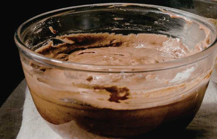 Andiamo adesso a setacciare le polveri, quindi la farina e il lievito e lavoriamo fino a quando non avremo ottenuto un composto liscio e senza grumi;