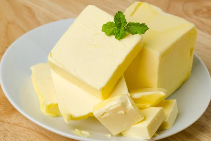 Intanto lasciamo ammorbidire il burro a temperatura ambiente e, una volta morbido, accorpiamo all’impasto insieme al pizzico di sale e continuiamo ad impastare fino ad ottenere un panetto elastico e omogeneo che dovremo coprire e lasciar lievitare fino al raddoppio (circa 2 ore);