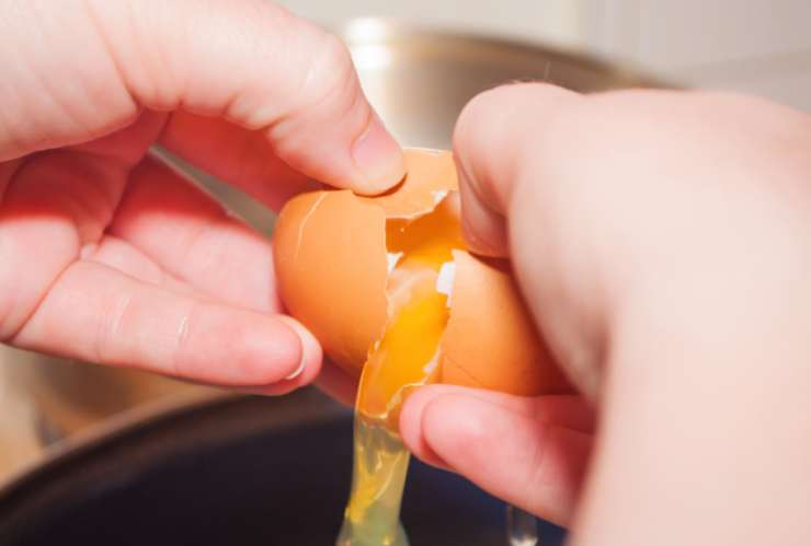 A questo punto togliamo il coperchio e saliamo i pelati. Andiamo ora a rompere nella padella le uova, avendo cura di farle cadere con delicatezza sui pelati in modo che tuorli e albumi restino compatti;