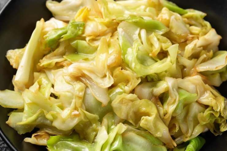 Lasciamo cuocere la verza una ventina di minuti, il tempo necessario a intenerirla e poi insaporiamo con sale e pepe a nostro gusto. Riversiamo quindi la verza in una ciotola e uniamo il parmigiano grattugiato e la scamorza sminuzzata, quindi amalgamiamo il tutto;