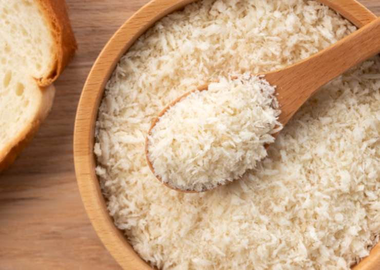 Immergiamo le zucchine nel composto di uova, inzuppandole su ogni lato. Sgoccioliamo via l’eccesso e impaniamole nel pangrattato, avendo cura di ricoprirle per bene in modo che si formi una crosticina croccante durante la cottura;