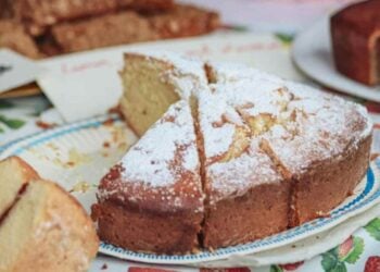 torta soffice all'acqua con zucchero a velo