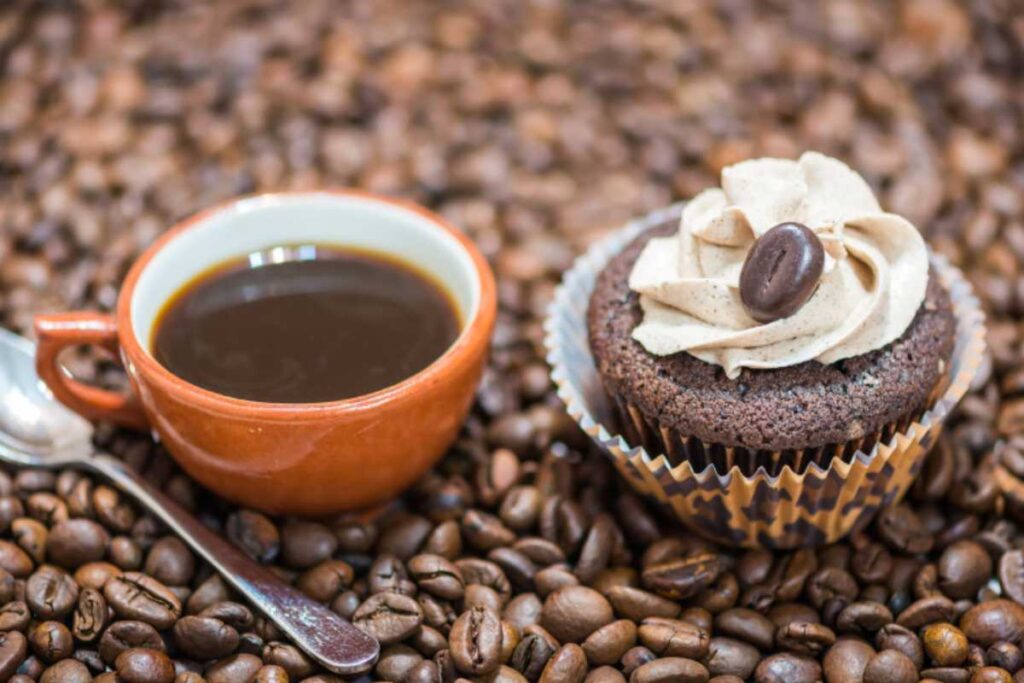 tortino al caffè su chicchi di caffè