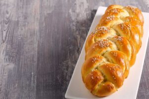 treccia dolce dell'epifania con confettini di zucchero