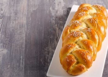 treccia dolce dell'epifania con confettini di zucchero