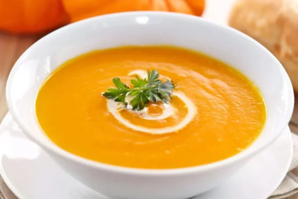 vellutata di zucca vellutata di zucca cremosa in piatto bianco