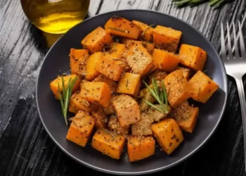 piatto nero con dentro zucca sabbiosa