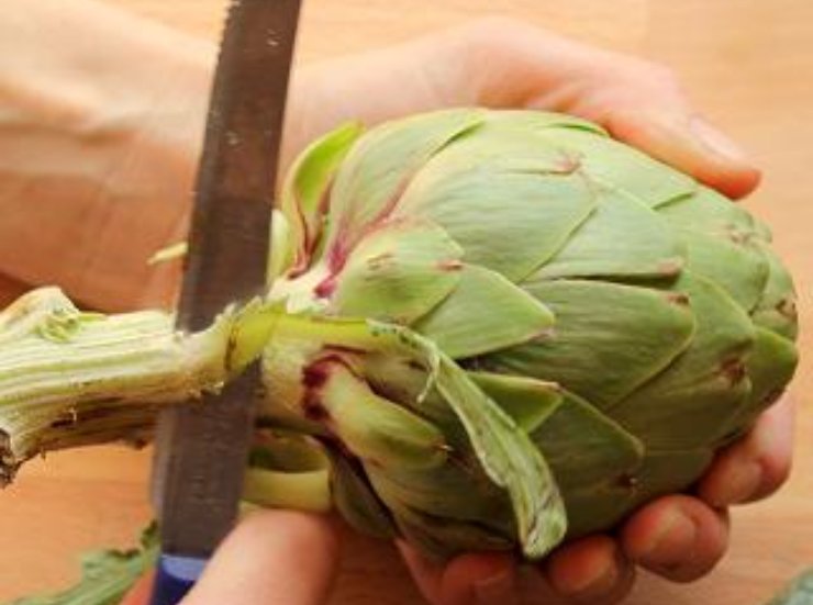 Pulite i gambi dei carciofi eliminando la parte più dura e filamentosa esterna con un pelapatate: dovete arrivare alla parte più chiara e tenera, quindi tagliateli a rondelle o cubetti.Tritate finemente lo scalogno e fatelo appassire dolcemente in un filo d’olio extra vergine d’oliva in una pentola dal fondo spesso. Non fatelo scurire, deve rimanere trasparente.