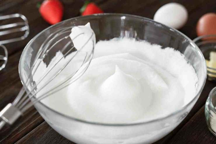 Montate anche gli albumi a neve, ma non troppo ferma. Ecco l’errore: se gli albumi sono troppo duri, creeranno dei buchi d’aria che faranno seccare la torta. Aggiungete la farina setacciata al composto di cioccolato, poi incorporate gli albumi con una spatola, con movimenti lentissimi dal basso verso l’alto.