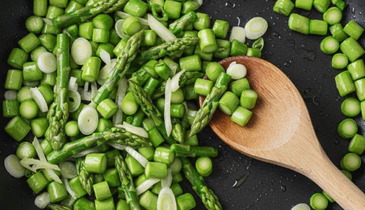 Saltateli in padella per 5 minuti con il cipollotto affettato e un goccio d’olio evo in modo che si ammorbidiscano appena restando croccanti. Rimuovete la schiuma che si è formata sulla pastella di ceci, quindi aggiungete sale, pepe, curcuma e gli asparagi saltati.