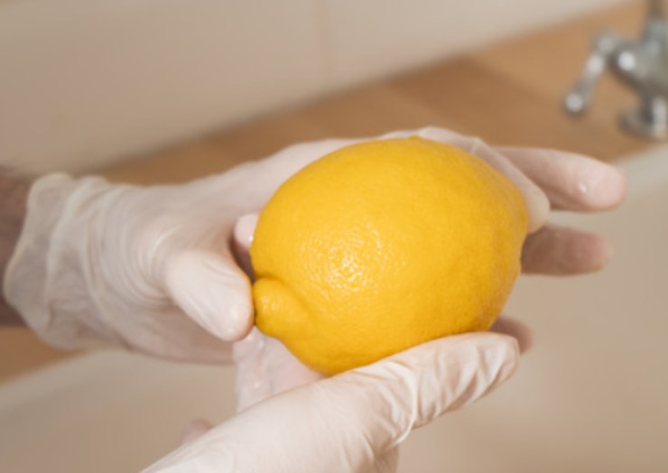 Prendete il limone e spazzolate bene la buccia sotto l’acqua corrente: dovete eliminare ogni residuo, poiché è proprio nella scorza che si concentrano gli oli essenziali drenanti. Pelate lo zenzero e tagliatelo a fettine sottilissime: più la superficie di taglio è ampia, più gingerolo rilascerà nell’acqua.