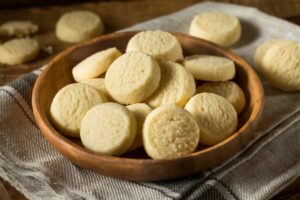 biscotti dorati in una ciotola