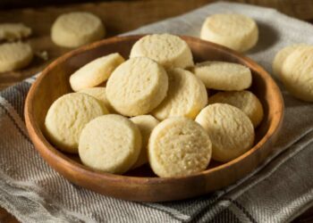 biscotti dorati in una ciotola