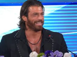 can-yaman-sanremo-2026-dieta-ariston Can Yaman sul palco del Festival di Sanremo 2026 in abito elegante scuro mentre sorride al pubblico dell'Ariston, simbolo della sua incredibile forma fisica.