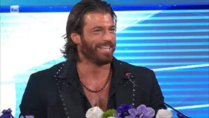 can-yaman-sanremo-2026-dieta-ariston Can Yaman sul palco del Festival di Sanremo 2026 in abito elegante scuro mentre sorride al pubblico dell'Ariston, simbolo della sua incredibile forma fisica.