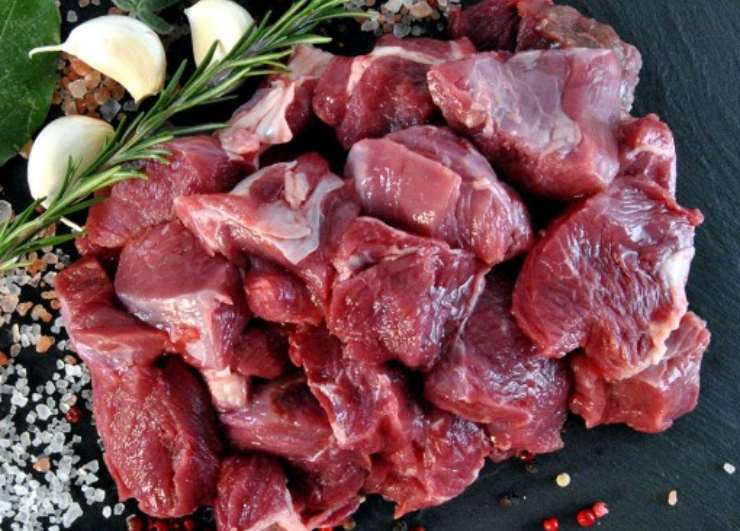 Tagliate la carne a cubetti regolari di circa 3 centimetri, passateli velocemente nella farina, scrollando l’eccesso: questo creerà la crosticina che sigilla i succhi all’interno. Scaldate un generoso giro d’olio in una casseruola (meglio se di ghisa o terracotta) e rosolate la carne a fiamma vivace finché sarà ben dorata su tutti i lati. Togliete la carne e tenetela da parte.