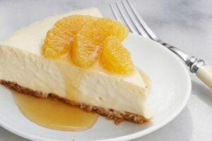 fetta di cheesecake cremosa all'arancia