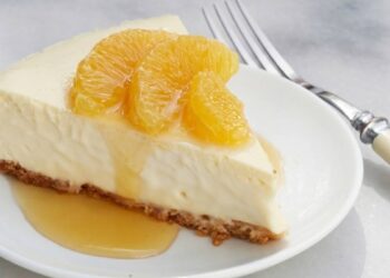 fetta di cheesecake cremosa all'arancia