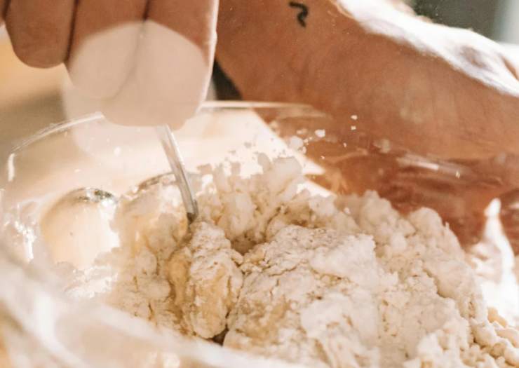 Accorpiamo ora l’uovo e l’olio di semi, quindi iniziamo a mescolare energicamente con una forchetta o direttamente con le mani per amalgamare il tutto;