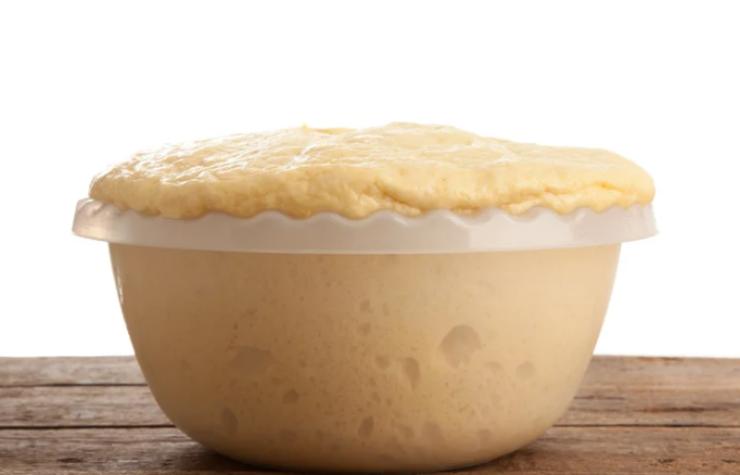 Quando il panetto inizia a prendere forma accorpiamo il burro procedendo poco alla volta, unendo la porzione successiva quando la precedente sarà ben assorbita. Continuiamo a impastare fino a quando avremo ottenuto un bel panetto liscio e omogeneo. Copriamo la ciotola con la pellicola per alimenti e mettiamo in frigo, lasciando riposare per circa 6 ore;