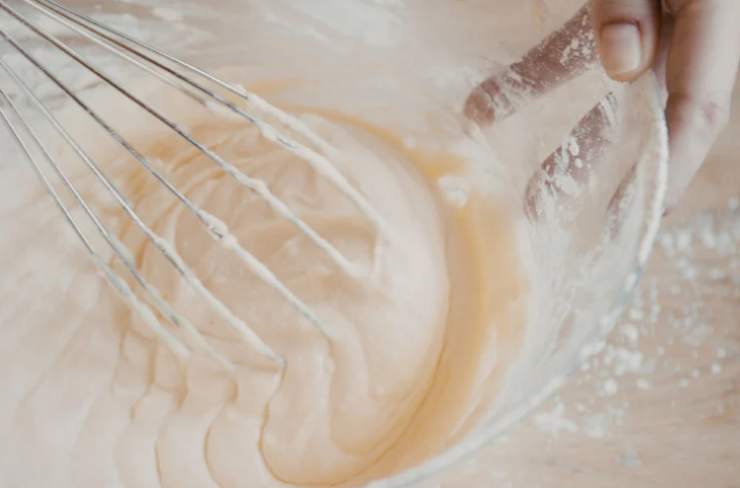 Prendiamo una ciotola e riversiamo la farina al suo interno, poi versiamo la birra chiara ben fredda e mescoliamo con una frusta a mano per evitare grumi. Aggiungiamo l’olio d’oliva, il sale e il pepe e gli aromi scelti;