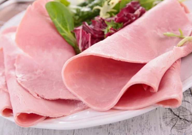 Andiamo quindi a infilare nella tasca una o due fettine di prosciutto e una di formaggio dolce (o degli ingredienti che avete scelto come ripieno);
